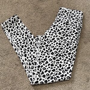 RYDERWEAR leopard scrunch butt leggings